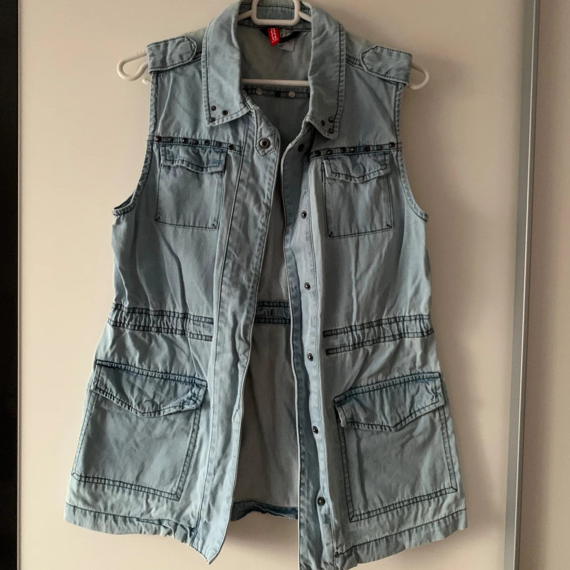Ljusblå jeansväst med fickor från H&M