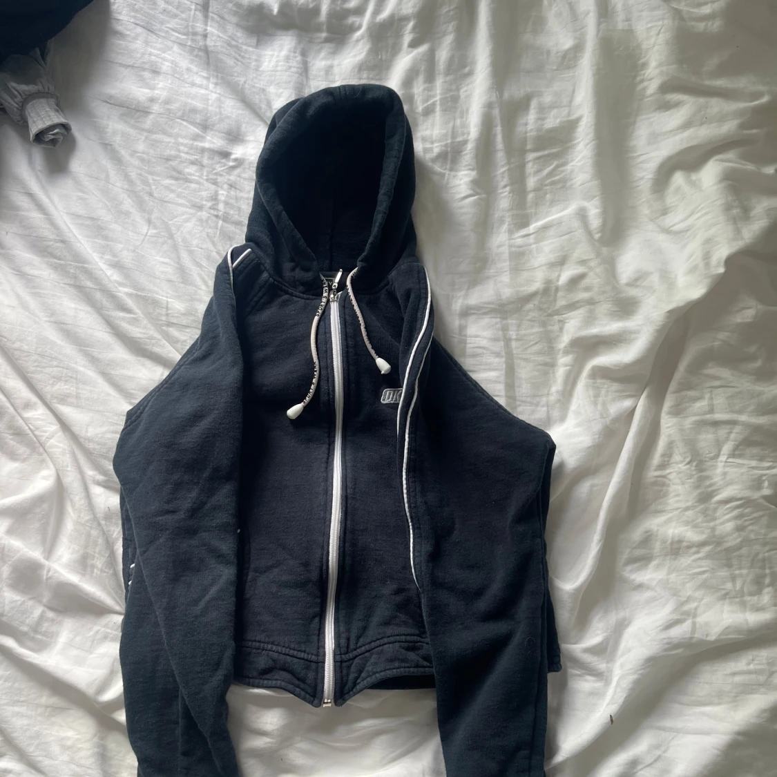 Svart hoodie med dragkedja från DKNY - 1