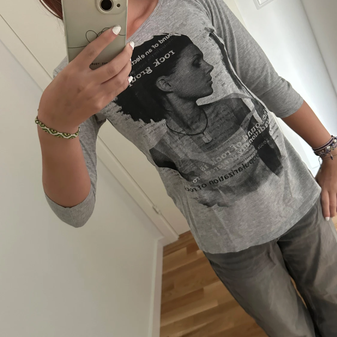 Grå långärmad topp med tryck