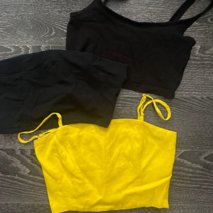 3st söta toppar - 3st söta croppade toppar💗Den gula är ribbad o croppad (med en dragkedja - se bild) o den ena svarta toppen är ett vanligt linne (fast croppad) och den andra svarta toppen är en tube top (pckså croppad) - de är inte använda så mycket, speciellt inte den gula💕Alla är i XS. Vid minsta fundering osv, hör gärna av dig🫶🏼