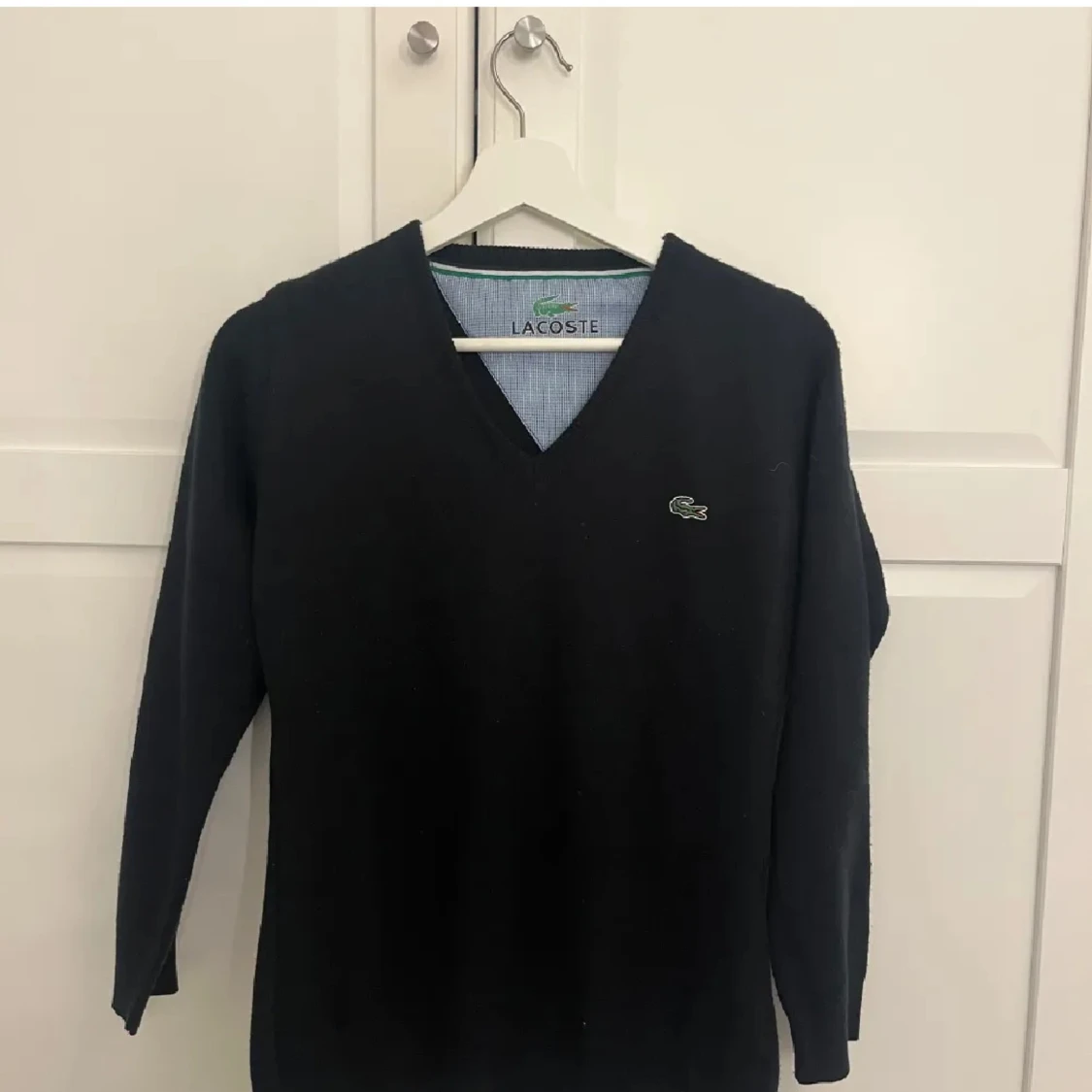 Svart v-ringad tröja från Lacoste - 2