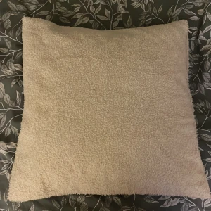 Ikea kuddfodral - Säljer två kuddfodral helt nya bara att de inte passade in i mitt rum. Köpt för 80 kr styck❤️stolek 50x50