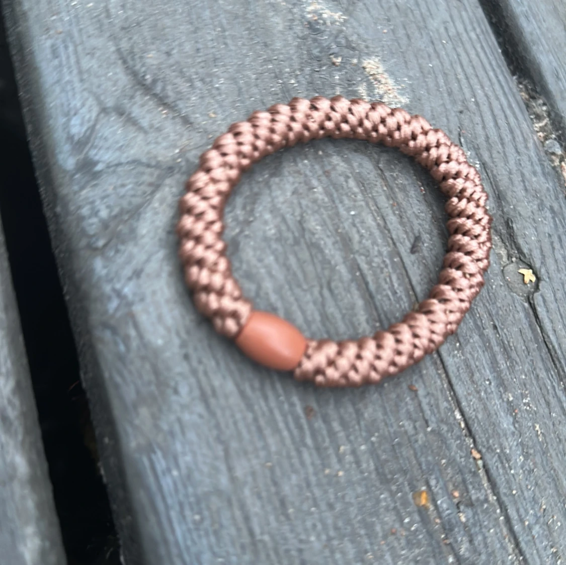 Brunt flätat ringarmband i syntet - 1