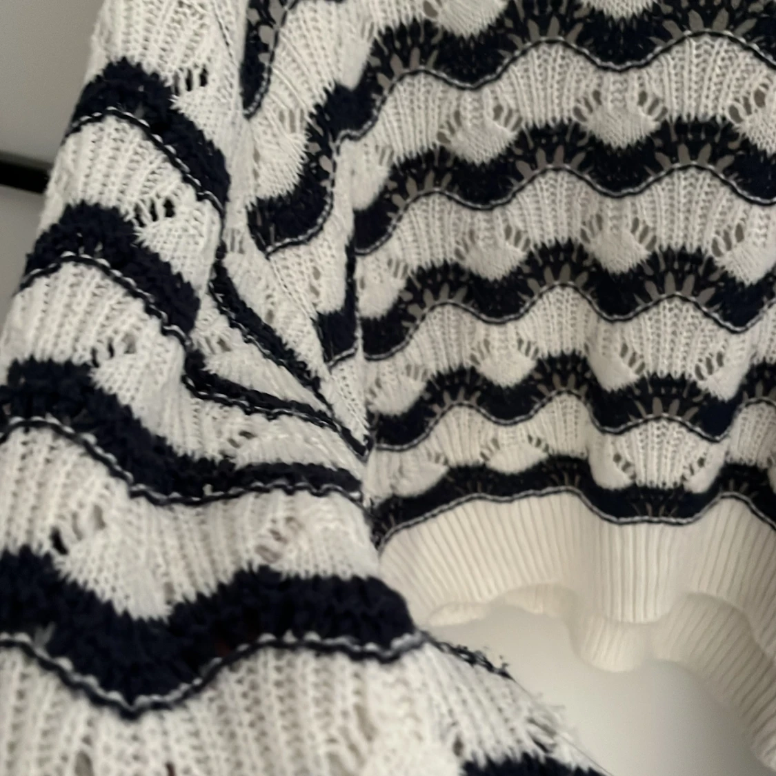 Vit och blå stickad tröja - 2