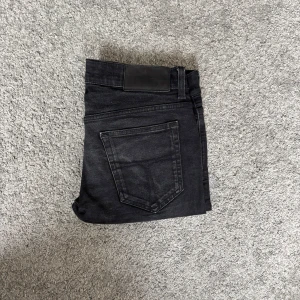 Svarta tiger of Sweden jeans 31/32 - Säljer ett par svarta tiger of Sweden jeans. De har en slim passform med klassisk femficksdesign och raka ben. Jeansen är tillverkade i Italien och har snygga detaljer vid fickorna. Perfekta för dig som gillar stilrena och bekväma jeans.