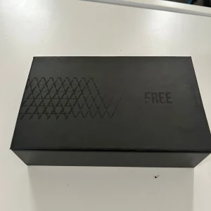 Vita jbl hörlurar - Säljer ett pat vita trådlösa hörlurar som är knappt använd. Dom är jätte snygg och du får med boxen och laddare, plus får du med skydd för podsen