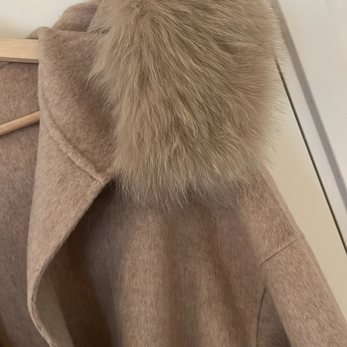 Beige kappa med pälsdetaljer och bälte - 4