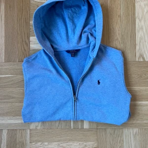 Polo Ralph Lauren Hoodie  - Skick-7,5/10                                                                Färg-ljus blå                                                                   Storlek-14-16y                                                              Pris-199kr 