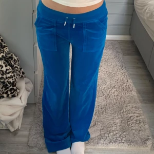juicy couture byxor - säljer mina juicy byxor som inte längre kmr till användning, dem är pytteeee lite smutsiga på ena benet längst ner, men det går nog säkert bort i tvätten 😇💞 jag är 1,67 för referens. använd gärna köp nu