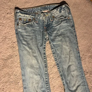 Ljusblå lowwaist bootcut true religion jeans - Midjemått 38cm tvärs över, gren höjd 17cm och innerbenslämgd 74cm🩷Lite slitna, skriv för fler bilder eller om du har frågor (OBS! Tryck inte på köp direkt skicka till mig först!)