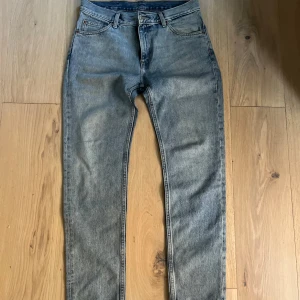 Jeans Weekday och Acne - Fina raka ljusa jeans från Weekday (modell Friday) stl 30/30. Aldrig använda 100:-  Jeans från Acne i lite mörkare tvätt, stl 30/30. Jeansen är hela och rena. 100:-/styck. Finns på Södermalm i Stockholm 