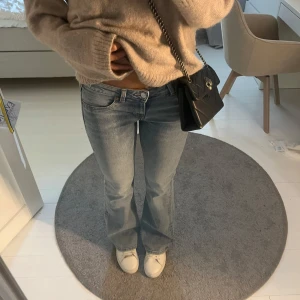 Ljusblå bootcut jeans - Helt oanvända jeans från h&m. Low waist och bootcut super snygga!!