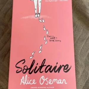 Solitaire - •Solitaire av Alice Oseman                                   •Helt ny och oläst •På engelska •Från samma författare som Heartstopper  •Perfekt för dig som gillar smarta, känslosamma berättelser med en unik röst.