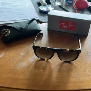 Rayban Boyfriend Brun RB4147 - Säljer nu mina feta rayban då jag inte vill ha det längre. Använda i en månad så de är fortfarande i nyskick. Nypris 1309kr. Mitt pris 699kr OBS (Allt på bild medföljer vid köp)