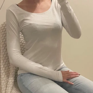 Långärmad T-shirt  - Tajt vit långärmad tröja fran lager 157. Säljer för jag inte gillar passformen längre💗