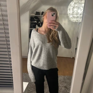 Ljusgrå stickad tröja - Mysig ljusgrå stickad tröja med v-ringning