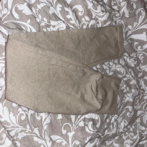 Beige tränings byxor - Säljer ett träningsset från Bikbok i storlek XS-S toppen hittsr jag ej just nu men den finns. Perfekta för chill dagar eller när du vill ha det extra bekvämt. Byxorna har en enkel och stilren design i mjukt material.
