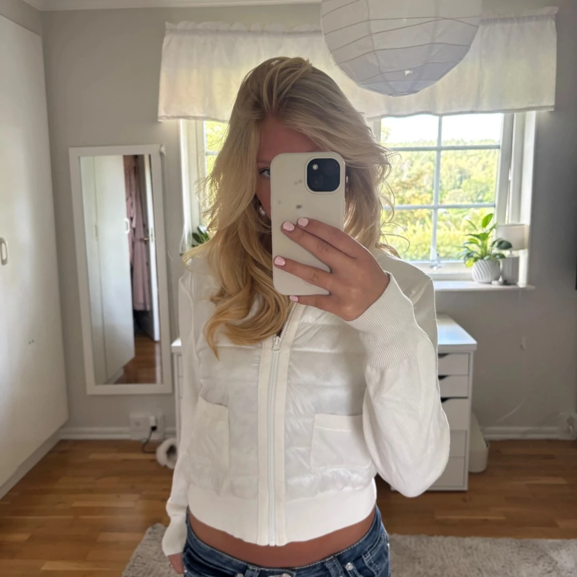 Vit pufferjacka med dragkedja