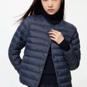 Mörkblå dunjacka med knappar - Snygg mörkblå dunjacka med rund hals och horisontella quiltade sömmar. Jackan har knäppning med tryckknappar framtill och är lätt vadderad, perfekt för kyliga dagar. Stilren och enkel design som funkar till många outfits. Jackan är storlek M men passar mig som har S toppen. Skriv privat för egna bilder. Pris kan diskuteras!❤️