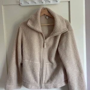Beige teddyjacka med dragkedja - Köpt på Plick men den var tyvärr för stor 