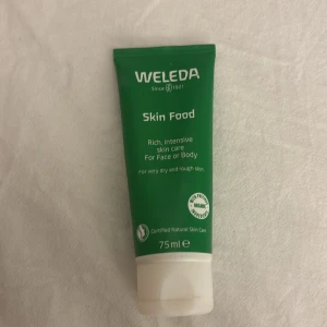 Weleda Skin Food 75ml ansiktskräm - Weleda Skin Food är en grön tub med 75 ml rik, intensiv ansiktskräm för torr och grov hud. Krämen innehåller naturliga och ekologiska ingredienser samt växtextrakt. Passar både ansikte och kropp och är certifierad som naturlig hudvård. ANVÄND CA 5-10 gånger men mycket produkt kvar! 