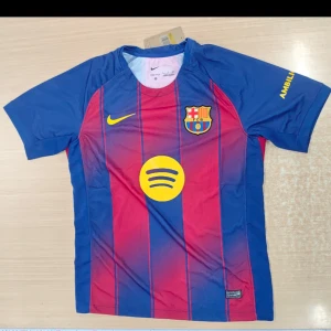 FC Barcelona Nike matchtröja 2023/24 - Säljer en FC Barcelona matchtröja från Nike, säsongen 2025/26. Tröjan har klassiska blå och röda vertikala ränder, gult Nike-märke och Spotify-logga på bröstet. Materialet är lätt och andas, perfekt för fotboll. UNHCR-logga på ryggen och klubbmärke på framsidan.