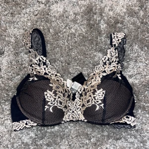 Marinblå/svart intimissimi bh - Spets BH från intimissimi 70b. Väldigt bra skick då den endast är använd fåtal gånger