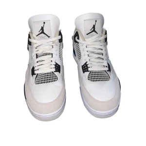 Air Jordan 4 Retro White/Black “Military Black - En av de mest eftertraktade färgerna på klassiska Jordan 4! Stilren kombination av vitt premiumläder, svart detaljer och grå mocka. Perfekta för både vardagsbruk och samlare.  ✅ Autentiska – modellnummer DH6927-111 ✅ Bekväm Air-dämpning ✅ Tidlös design som matchar allt  📦 Snabb leverans – skorna skickas väl emballerade.