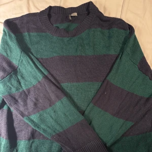 Randig tröja  - Blå och grönrandig tröja från HM i storlek L!