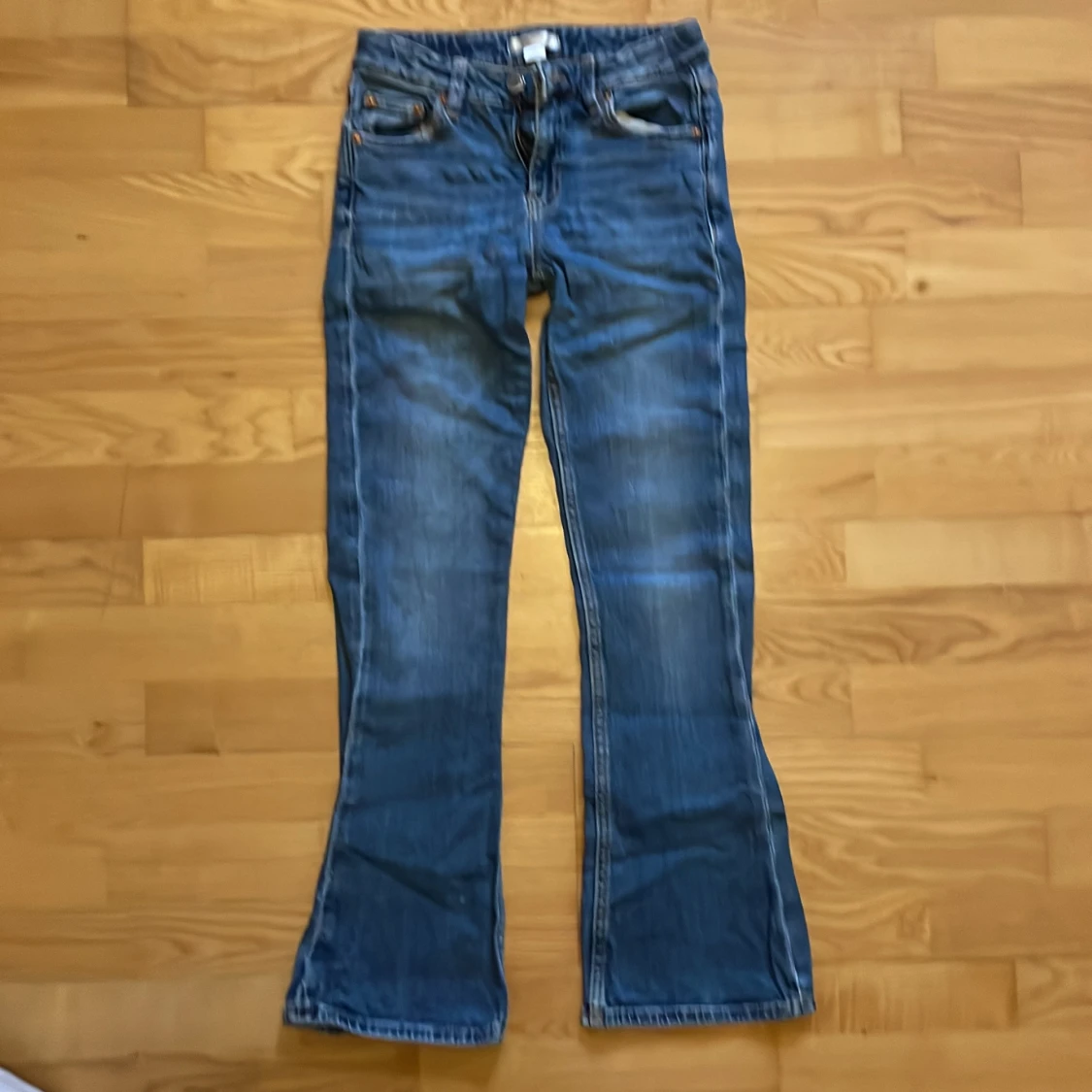 Blå bootcut jeans från Gina Tricot