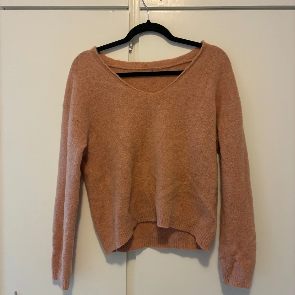 Ljusrosa stickad tröja med v-ringning