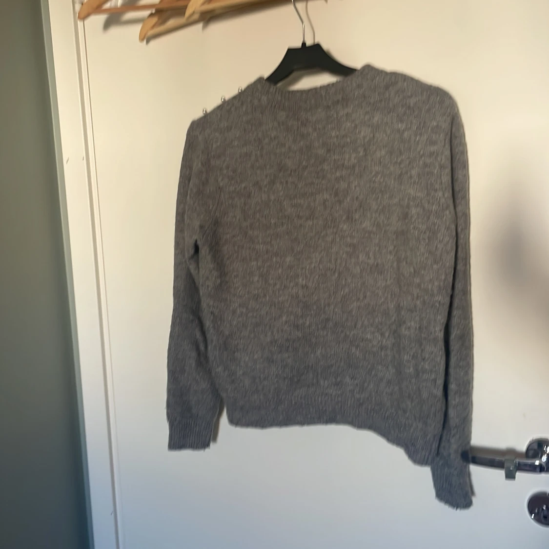 Grå stickad tröja med pärlor H&M - 1