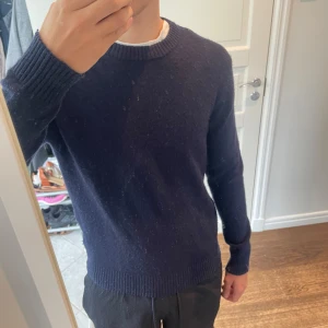 Mörkblå stickad tröja These Glory Days - Säljer en mörkblå stickad tröja från These Glory Days i storlek medium. Tröjan har rund halsringning, ribbade muddar och är långärmad. Perfekt för kyligare dagar och enkel att matcha med olika outfits. Den är i okej kondition som ni ser rätt så noprigg