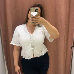 Vit blus med snörning från Gina Tricot - Supersöt vit blus från Gina Tricot i storlek M, den är  Aldrig använd🥰