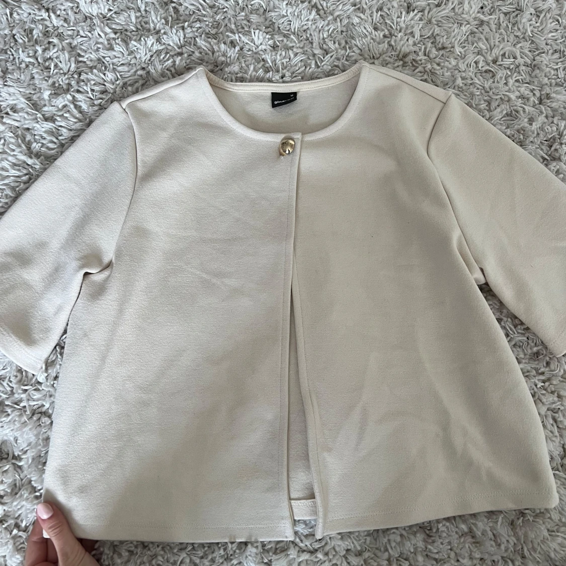 Beige cardigan bolero kofta från Gina Tricot