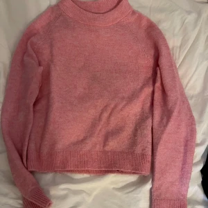 Rosa stickad tröja från Vero moda - Mysig rosa stickad tröja, perfekt inför hösten. 🍂