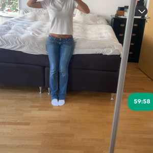 Blå lågmidjade jeans med raka ben - Passar till allt 