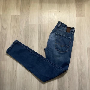 Replay anbass - Trendiga replay anbass jeans i färgen mörkblå! Skick 7/10! Vid minsta fundering kontakta oss✔️