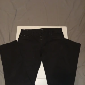 Hugo Boss jeans  - Ett par svarta Hugo Boss jeans i utmärkt skick utan tecken på användning, säljer då de inte passar mig 