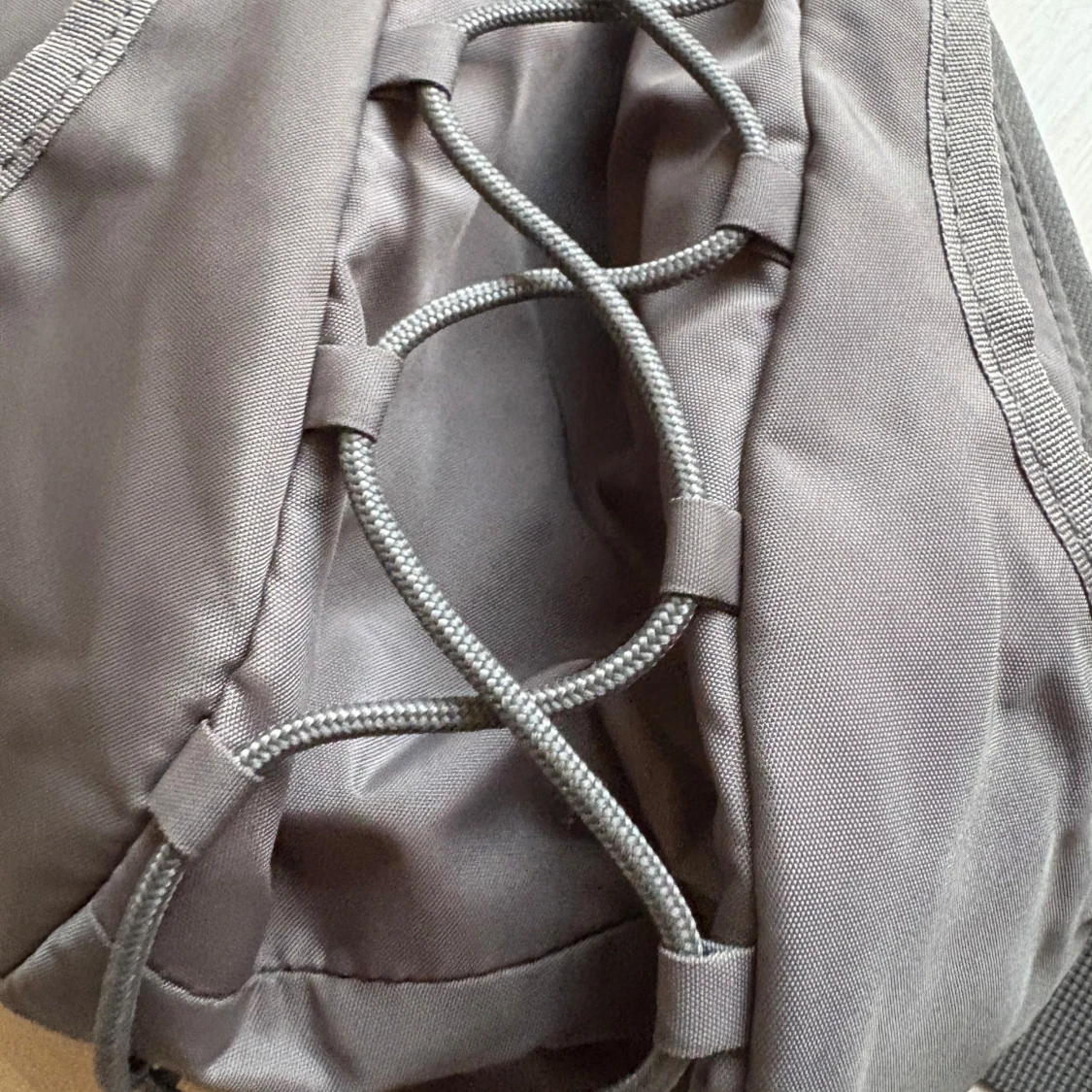 Grå Weekday axelväska med snörning - 2