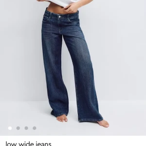 Mörkblå wide jeans med låg midja - Säljer ett par mörkblå jeans med låg midja och riktigt breda ben. Klassisk femficksmodell i jeansmaterial, perfekt för dig som gillar en avslappnad och trendig look. Snygga att styla med crop top eller hoodie. Passar nån som är 155