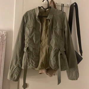 Grön höstjacka med knappar och bälte - Säljer denna jackan eftersom den inte kommer till användning, Perfekt för vår och höst. Kontakta för intresse!