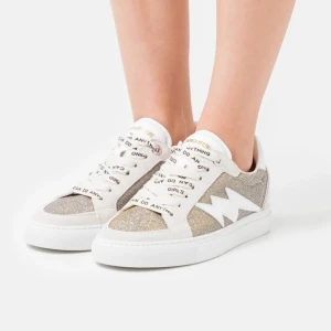 Intressekoll Zadig skor sparkle  - Lägg prisförslag! Intressekoll på dessa supersnygga skor från Zadig Voltaire  i modellen sparkle! I nyskick och ser knappt använda ut , i strl 36 men skulle säga att de passar 37 då de är lite stora på mig. Lägger ut egna bilder imorgon!! Har även skokartong osv💕nypris ca 4000