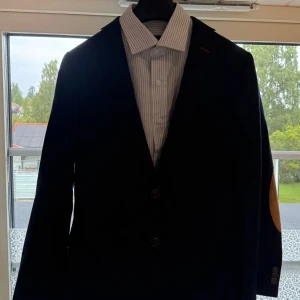 !Combo! Kavaj och skjorta  - Säljer nu denna skjorta och kavaj tillsammans, kavajen är från Oscar Jacobson och nypriset ligger runt 5000kr, och den här skjortan från barons som kostar mellan 1200-1600kr nypris, de är sköna och perfekta nu! Priset är inte fast utan går att diskutera! Obs kavajen har en blå fläk på insidan som man inte kan se utifrån.