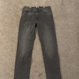 Jack & Jones regular clark jeans grå - Säljer ett par Jack and Jones regular clark jeans som är knappast använda och har ingen tecken på användning, storlek 164/14y