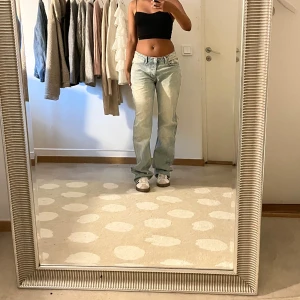 Ljusblå raka jeans från Levis - Säljer ett par ljusblå Levis jeans med rak passform och låg midja. Jeansen har klassiska fem fickor, dragkedja och knapp framtill. De är tillverkade i jeansmaterial och har en avslappnad, loose vibe som passar perfekt till sneakers.