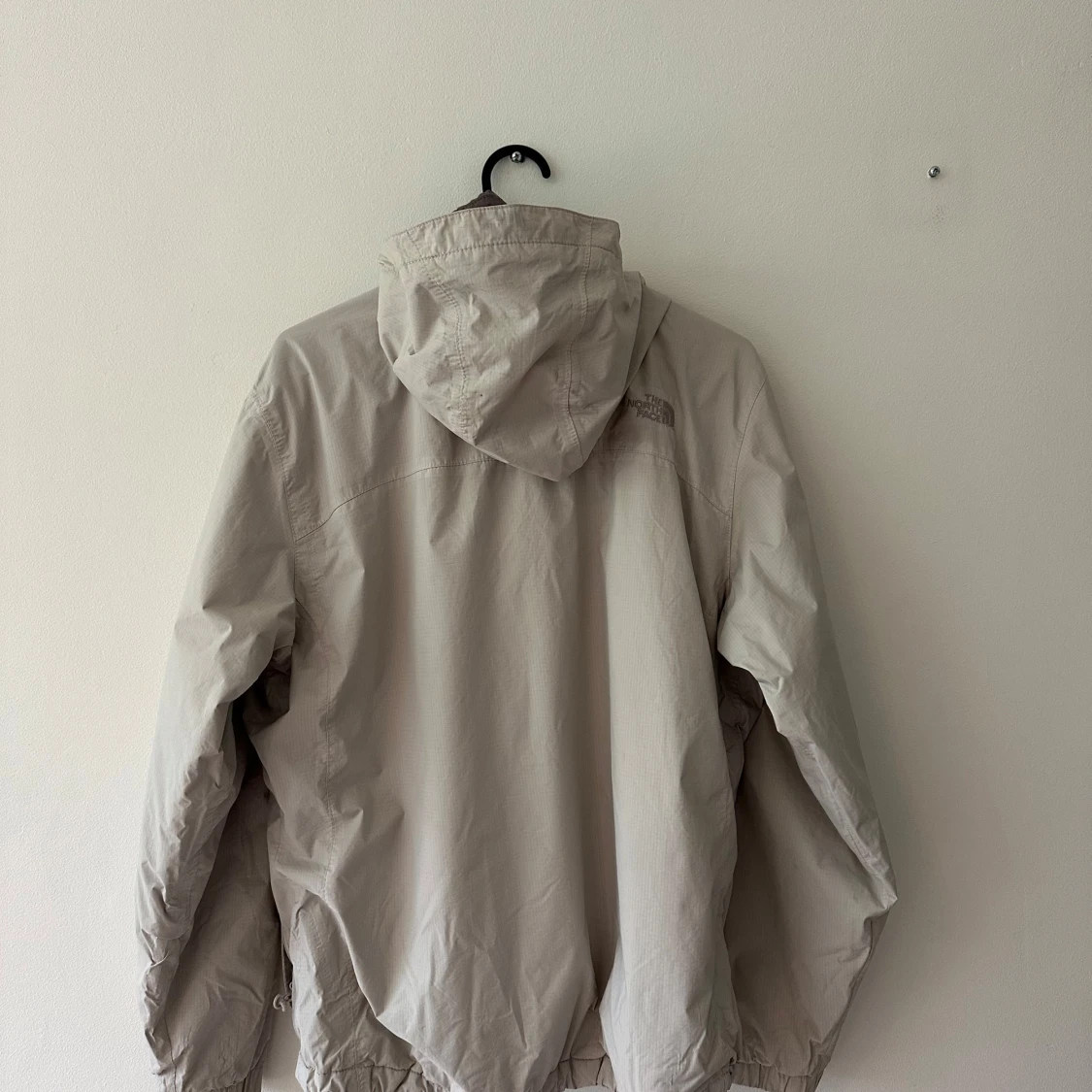 Beige vindjacka från The North Face - 1