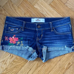 Hollister low waist mini shorts - Innerbenslängd 5 cm, rise 15 cm, midjemått 76 cm