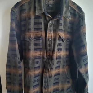 Filson Bearthooth Camp Jacket - Äkta Filson Bearthooth Camp Jacket som inte passar. Nypris ca 3,500 SEK. I väldigt fint skick, knappt använd. Perfekt inför hösten eller vintern!! Storlek L men passar M ifall man tycker om oversized look! :)