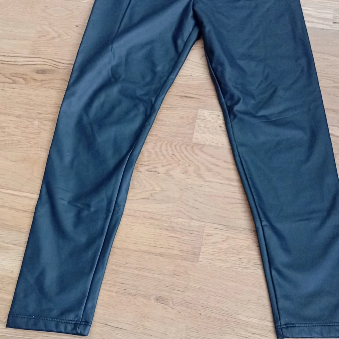 Svarta byxor i skinnimitation LC Waikiki